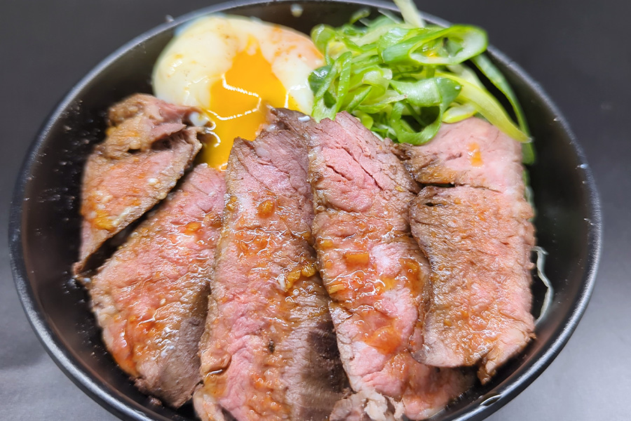 ココロ焦がれ_九条ネギと黒七味のハラミ焼き肉丼