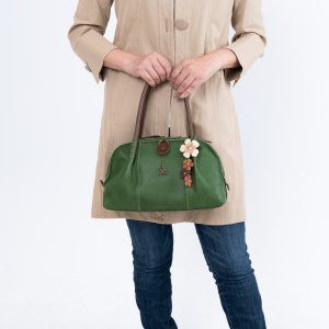 ハンドバッグ（フラワーチャーム付き）の画像