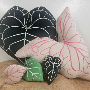 クッションとキーホルダーの画像