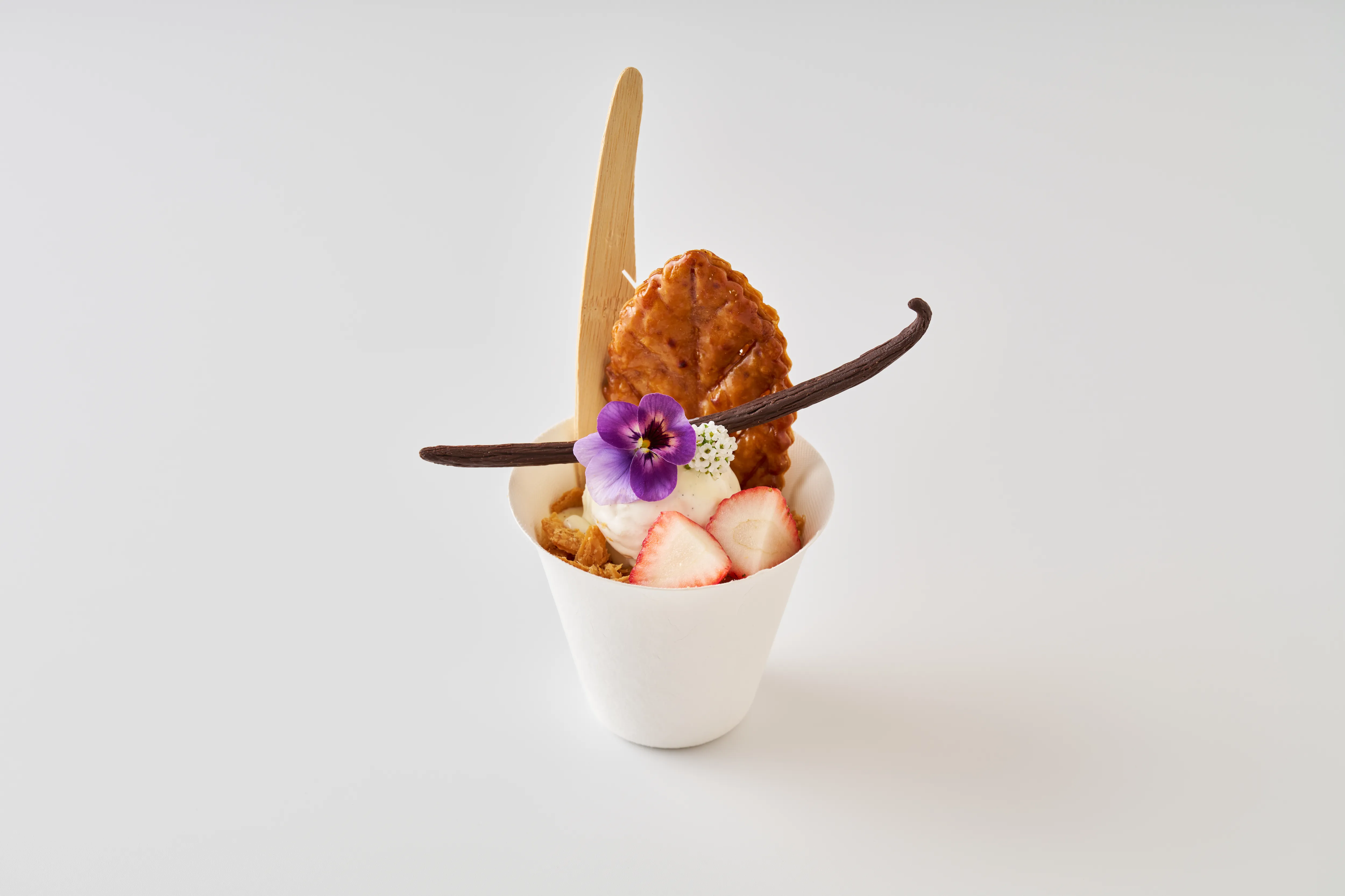 辻口博啓監修「バニラと苺のミルフィーユパフェ」